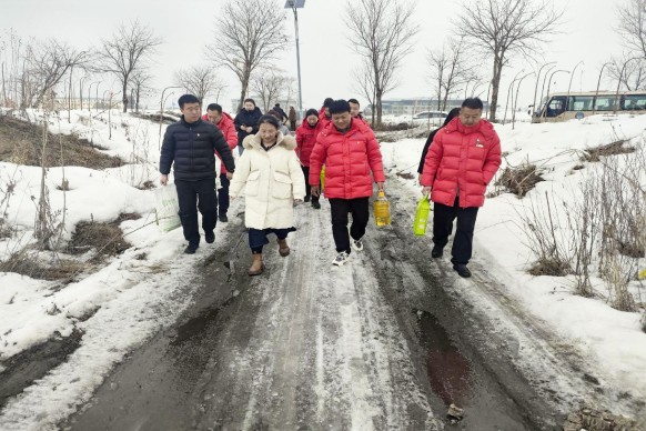 長白山西南景區(qū)為您服務突擊隊開展 “情暖三月學雷鋒”志愿服務關(guān)愛行動
